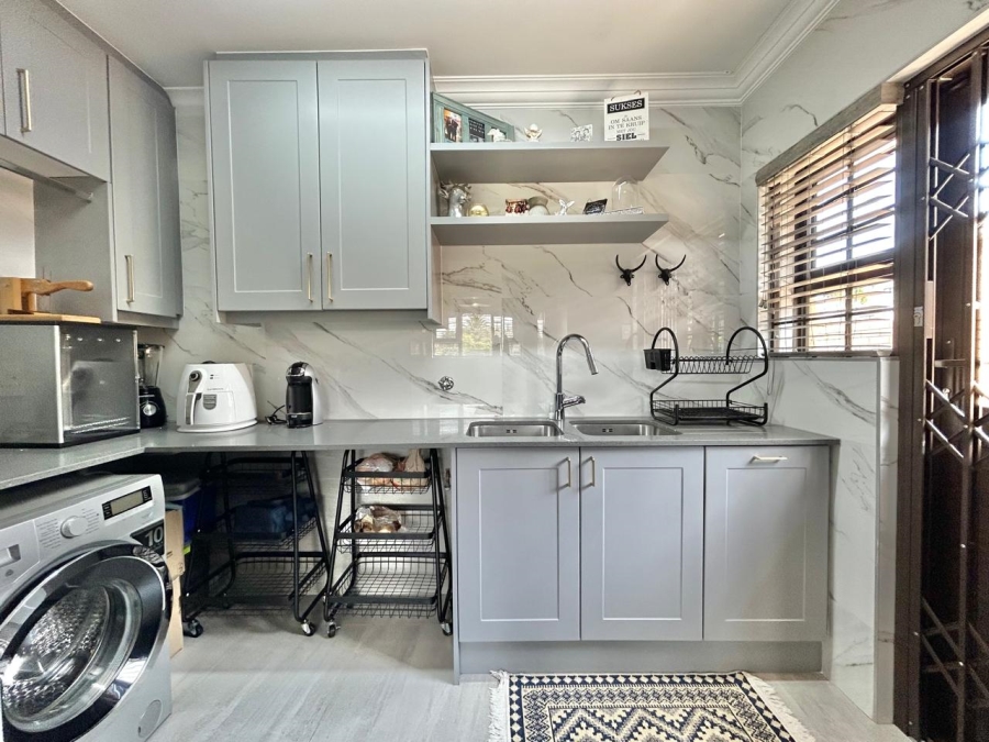 4 Bedroom Property for Sale in Wavecrest Eastern Cape